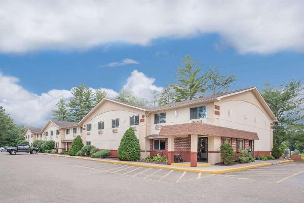 Super 8 by Wyndham Queensbury Glens Falls image 1