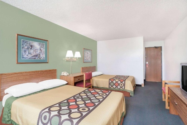 Super 8 by Wyndham Queensbury Glens Falls image 12
