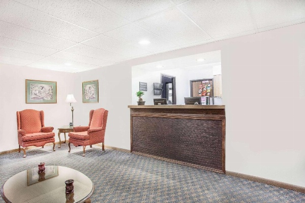 Super 8 by Wyndham Queensbury Glens Falls image 4