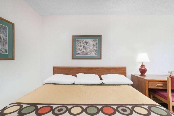 Super 8 by Wyndham Queensbury Glens Falls image 6