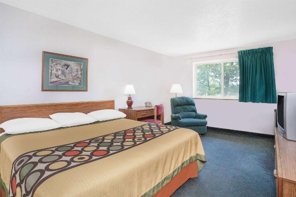 Super 8 by Wyndham Queensbury Glens Falls image 7