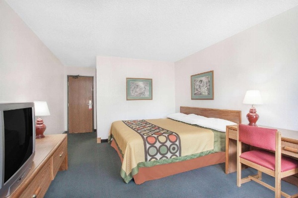Super 8 by Wyndham Queensbury Glens Falls image 8