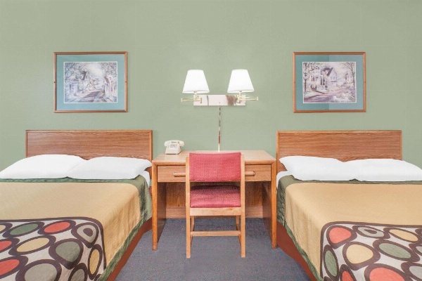 Super 8 by Wyndham Queensbury Glens Falls image 9