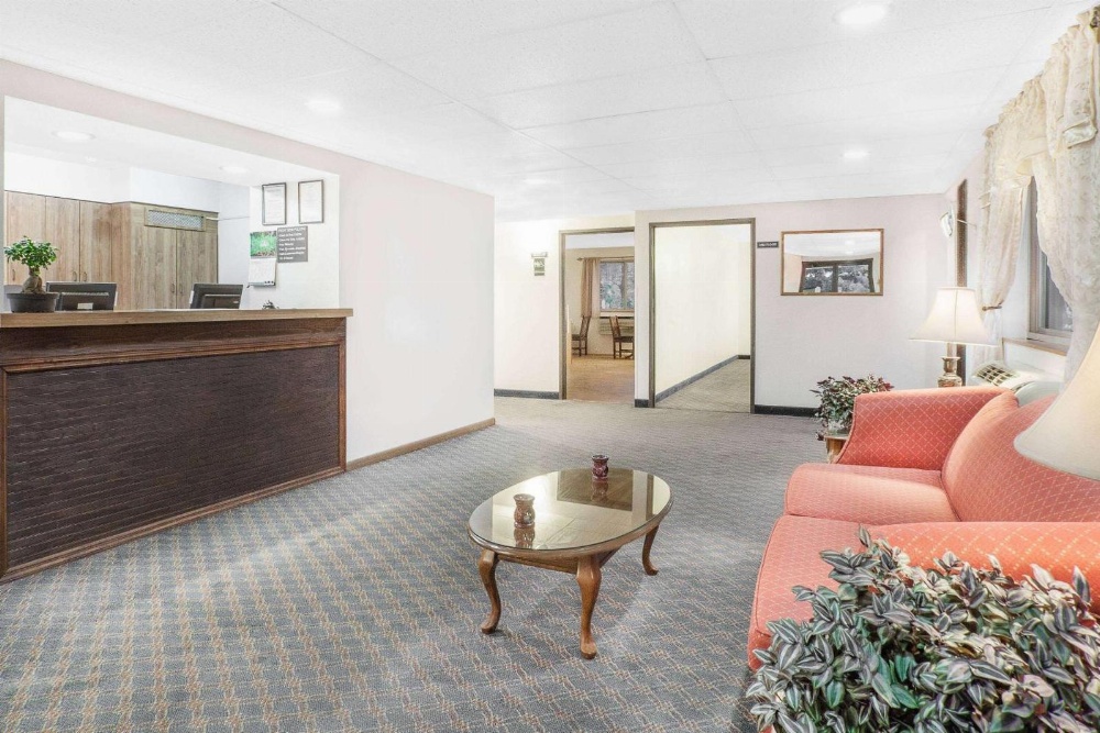 Super 8 by Wyndham Queensbury Glens Falls Main image